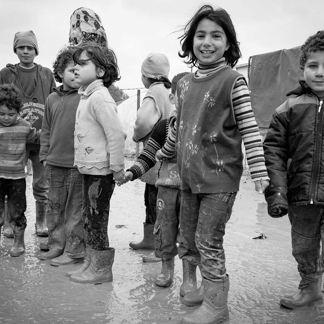 Enfants heureux jouant dans une flaque de boue
